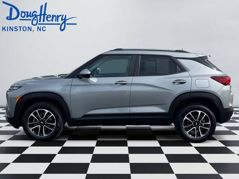 Used 2025 Chevrolet TrailBlazer LT AWD/4WD image 2