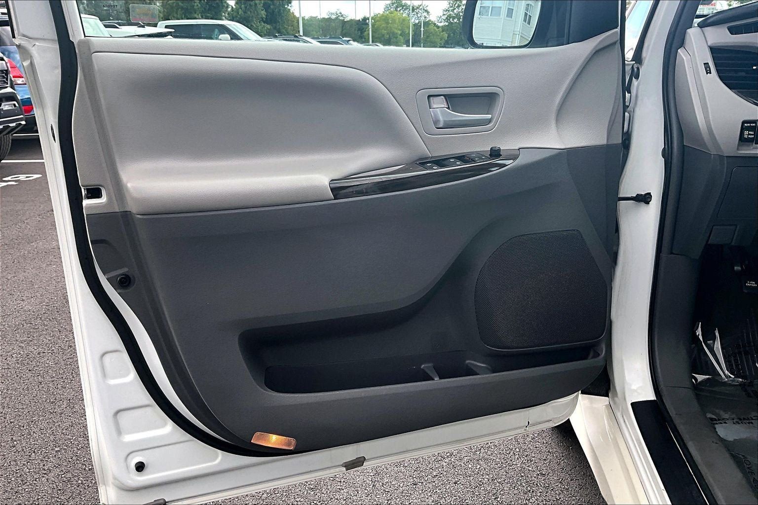 Used 2019 Toyota Sienna XLE w/ XLE Navigation Package AWD/4WD image 22