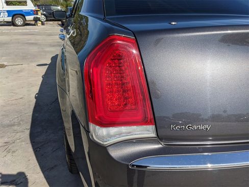 Used 2019 Chrysler 300 Limited image 12