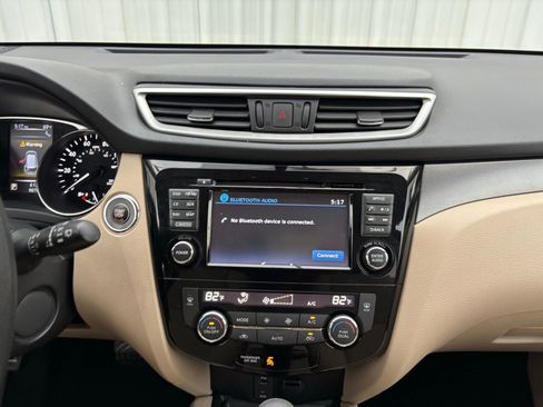 Used 2016 Nissan Rogue SV w/ SV Premium Package image 27