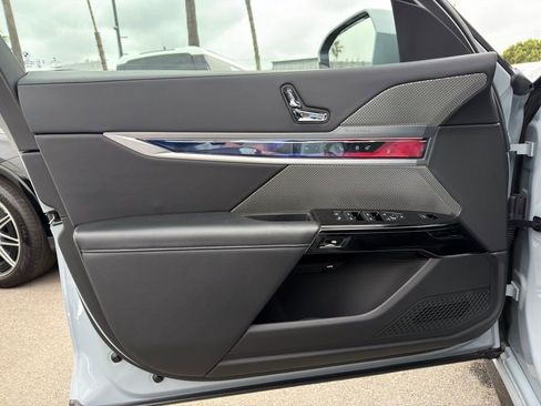 Used 2023 BMW 760i xDrive w/ Executive Package image 12