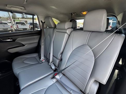 Used 2022 Toyota Highlander XLE AWD/4WD image 11