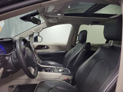 Used 2023 Chrysler Pacifica Limited FWD image 12