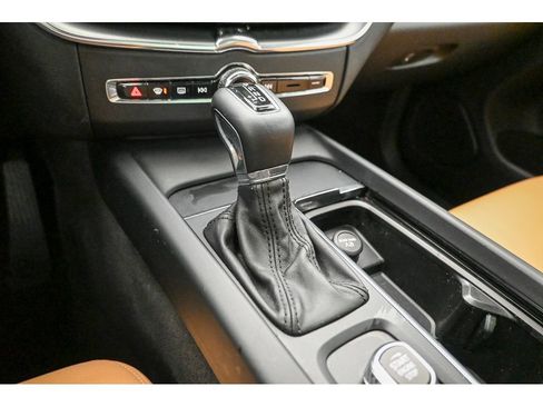 Used 2018 Volvo XC60 T6 Momentum w/ Vision Package image 14