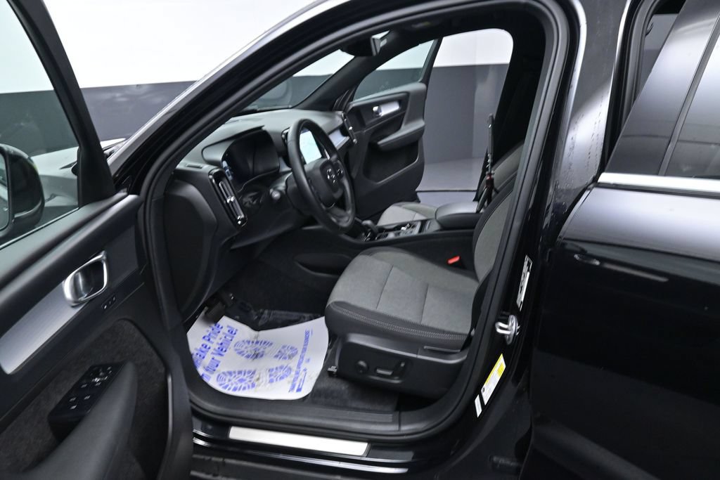 Used 2025 Volvo XC40 B5 Core AWD/4WD image 31