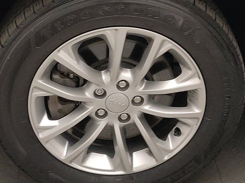 Used 2019 Jeep Cherokee Latitude w/ Popular Appearance Group FWD image 31