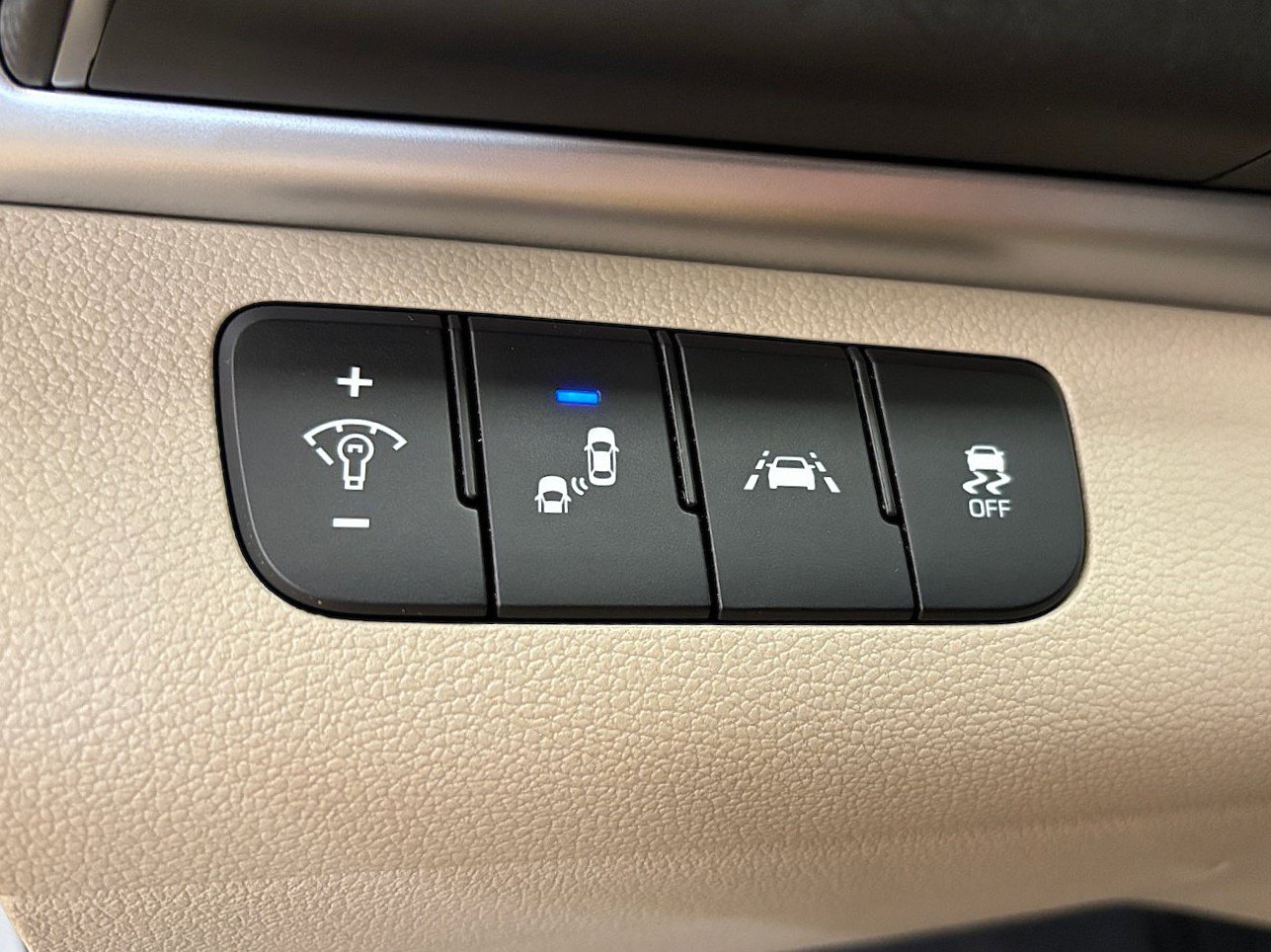 Used 2020 Hyundai Elantra SEL FWD image 25