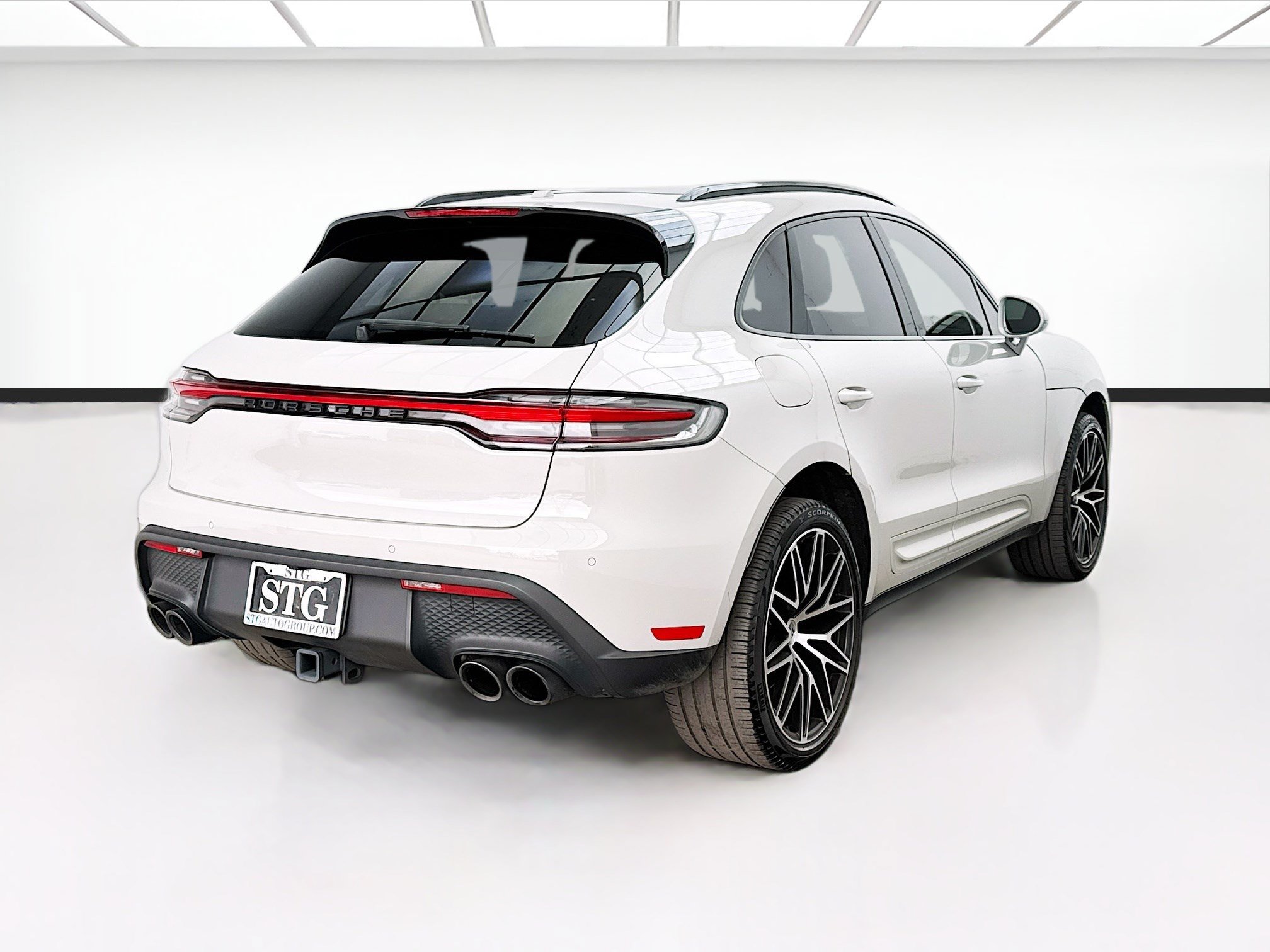 Used 2023 Porsche Macan AWD/4WD image 4