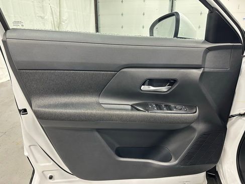 Used 2025 Nissan Kicks SV AWD/4WD image 8
