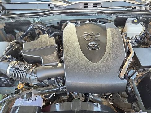 Used 2023 Toyota Tacoma TRD Off-Road w/ Technology Package AWD/4WD image 9