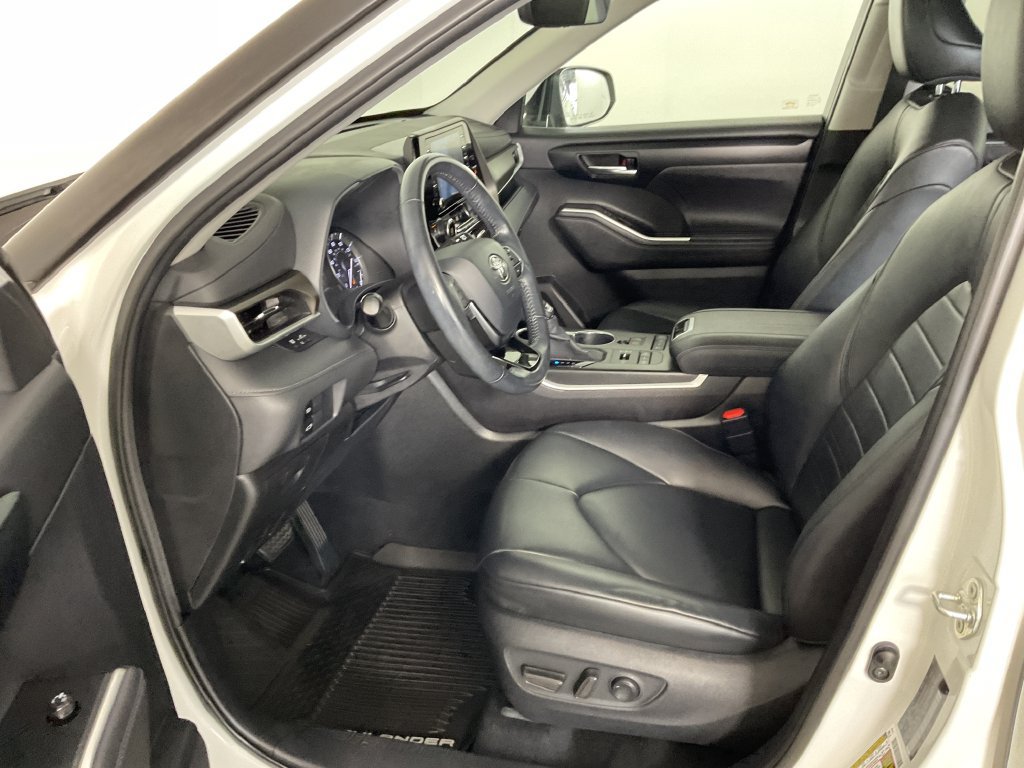 Used 2020 Toyota Highlander XLE AWD/4WD image 19