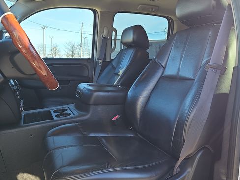 Used 2010 Chevrolet Suburban LT image 20