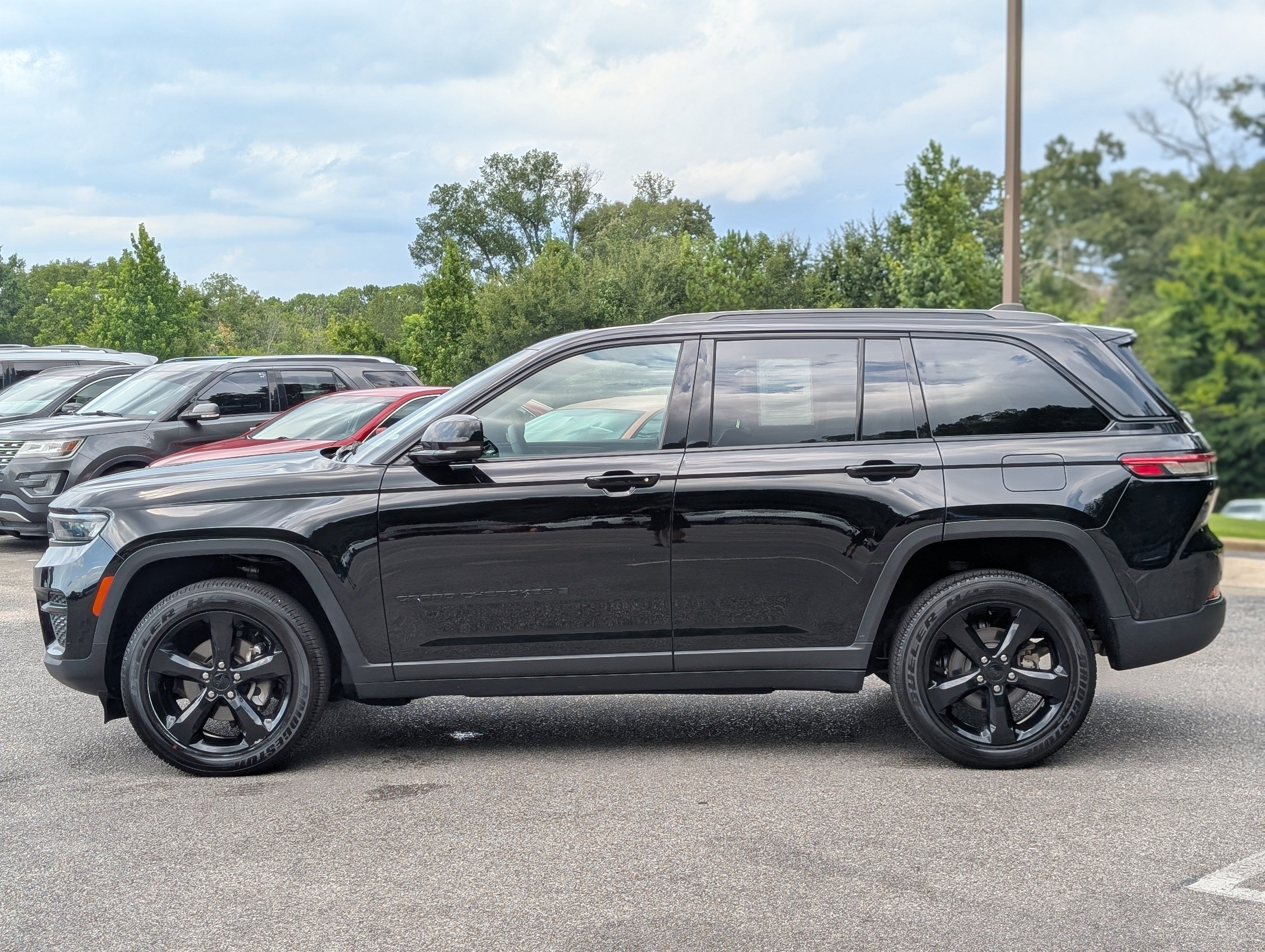Used 2024 Jeep Grand Cherokee Altitude AWD/4WD image 6