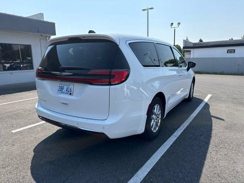 Used 2025 Chrysler Pacifica Select FWD image 3