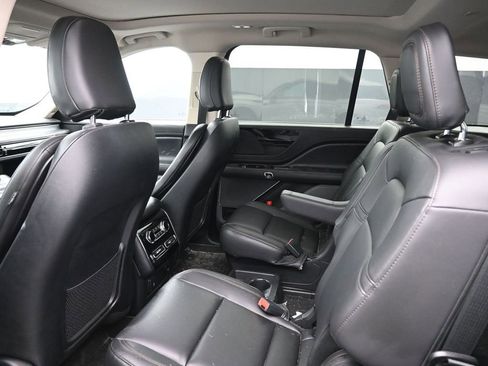 Used 2023 Lincoln Aviator AWD w/ Premium Package image 17