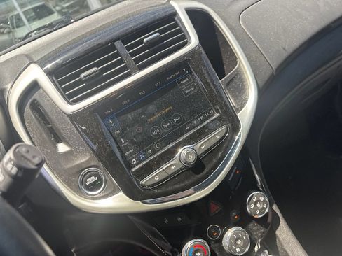 Used 2018 Chevrolet Sonic LT w/ Convenience Package FWD image 3