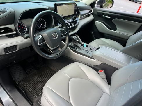 Used 2023 Toyota Highlander XLE AWD/4WD image 8