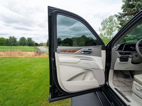 Used 2023 Cadillac Escalade ESV Sport Platinum AWD/4WD image 11
