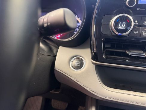Used 2021 Toyota Highlander LE AWD/4WD image 24