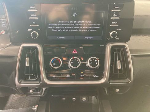 Used 2023 Kia Sorento LX image 2