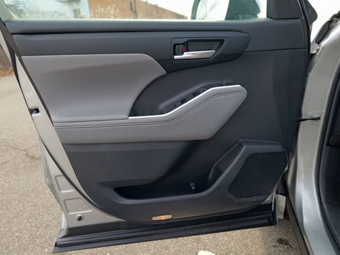 Used 2023 Toyota Highlander XLE image 17