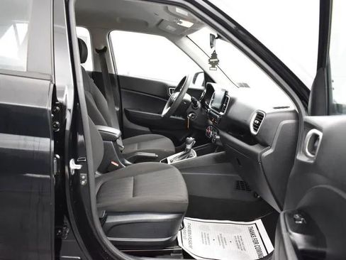 Used 2023 Hyundai Venue SE image 17