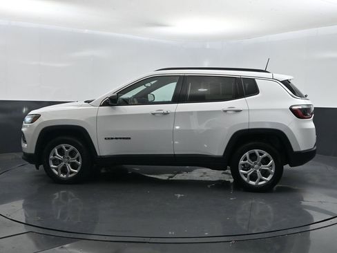 Used 2024 Jeep Compass Latitude image 3