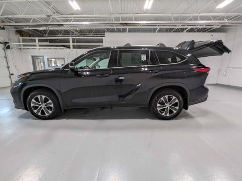 Used 2021 Toyota Highlander XLE AWD/4WD image 12