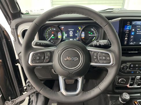 Used 2025 Jeep Wrangler Unlimited Sahara w/ Safety Group AWD/4WD image 17