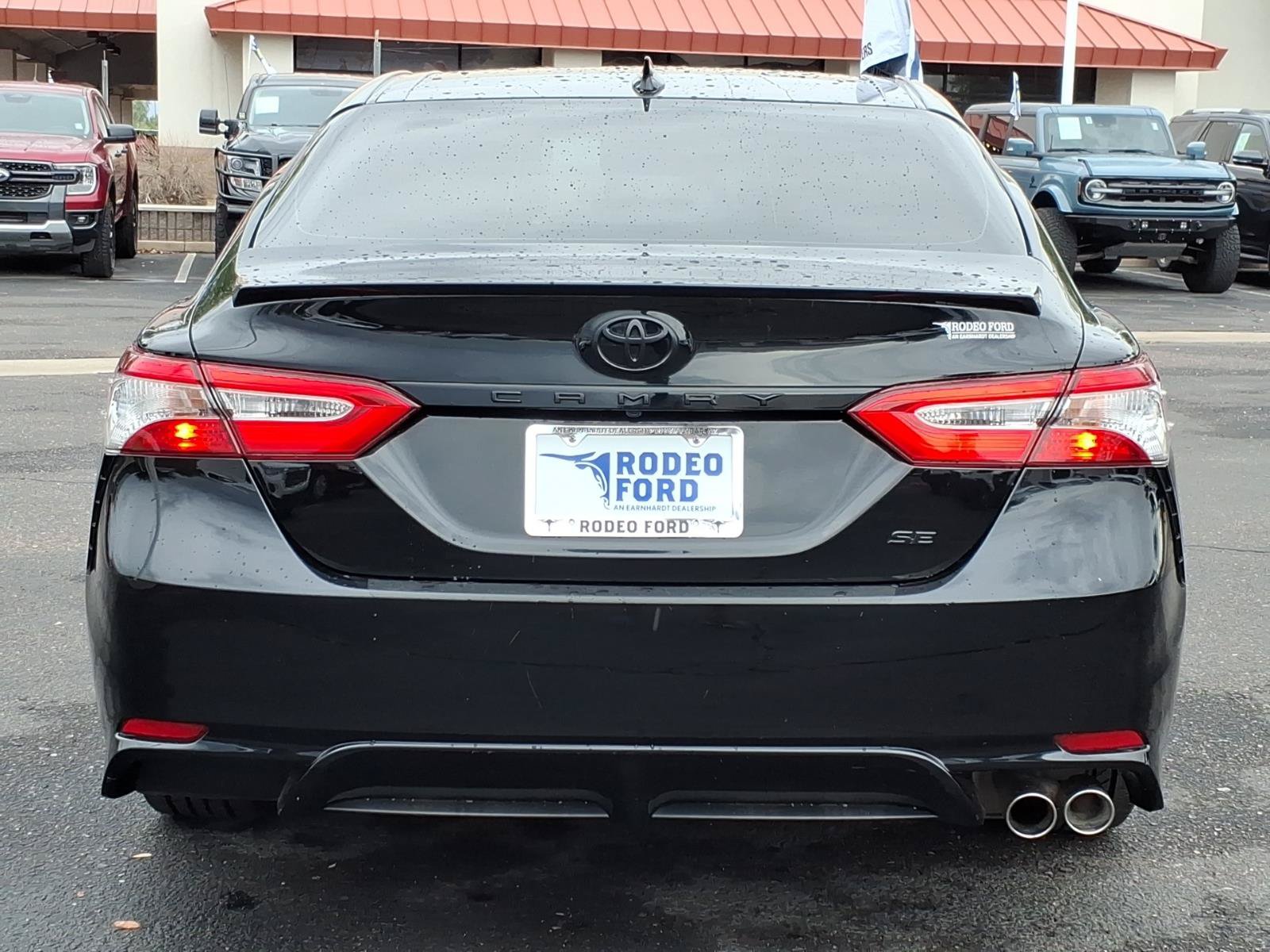 Used 2020 Toyota Camry SE w/ Blackout Package FWD image 4