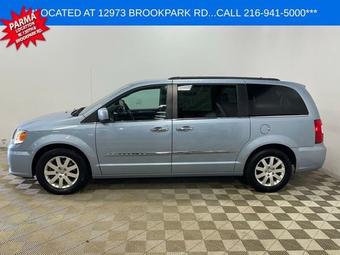 Used 2016 Chrysler Town & Country Touring w/ Driver Convenience Group image 6