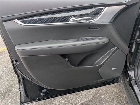 Used 2025 Cadillac XT6 Premium Luxury image 9