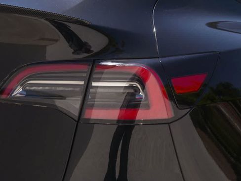 Used 2021 Tesla Model Y Long Range AWD/4WD image 10