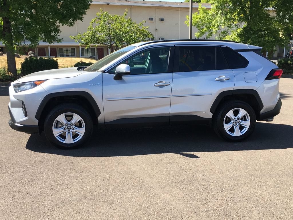 Used 2019 Toyota RAV4 LE w/ Carpet Mat Package AWD/4WD image 3