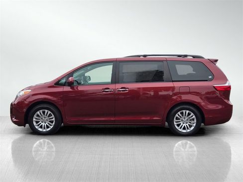 Used 2017 Toyota Sienna XLE image 7