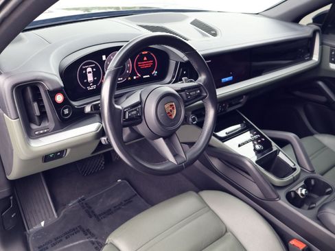 Certified 2024 Porsche Cayenne AWD/4WD image 4