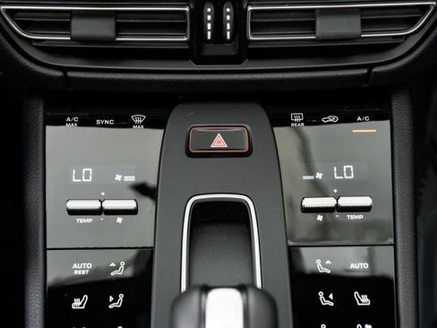 Certified 2026 Porsche Macan AWD/4WD image 18