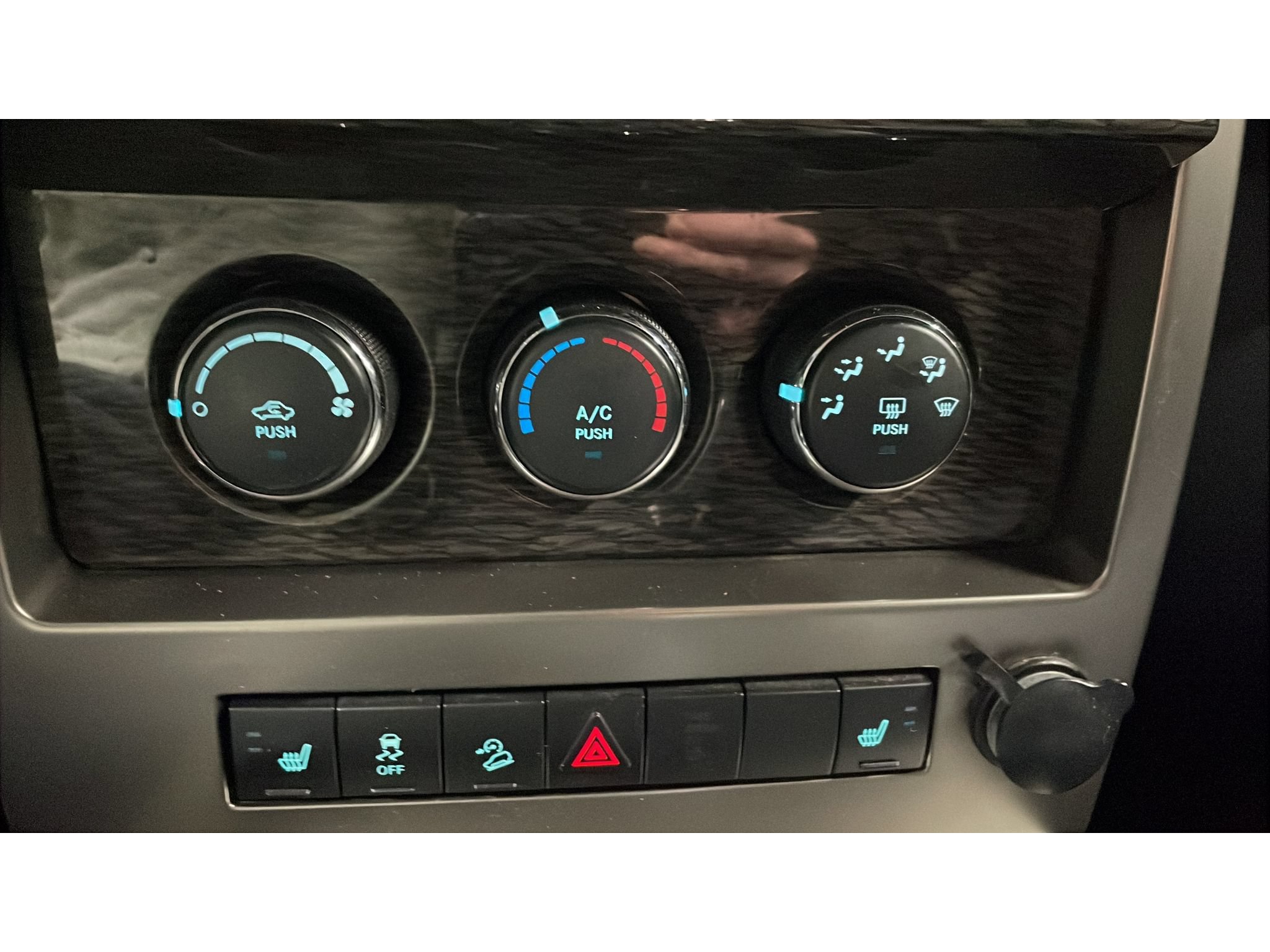 Used 2012 Jeep Liberty Limited AWD/4WD image 13
