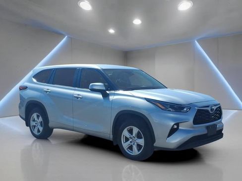Used 2023 Toyota Highlander LE AWD/4WD image 23