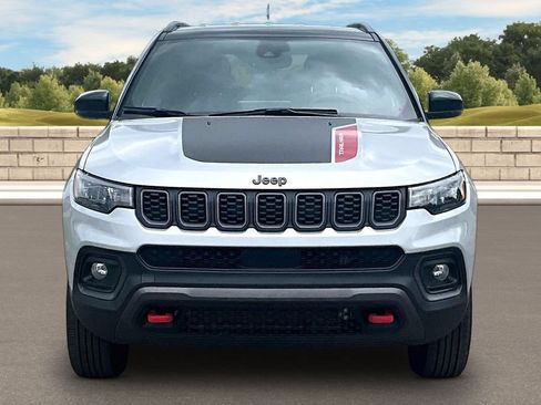 Used 2025 Jeep Compass Trailhawk AWD/4WD image 3