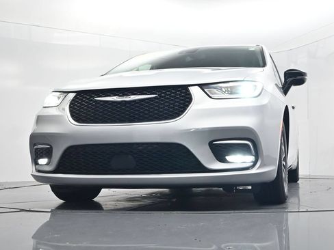 Used 2024 Chrysler Pacifica Limited FWD image 47