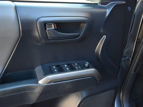 Used 2020 Toyota Tacoma SR5 image 15