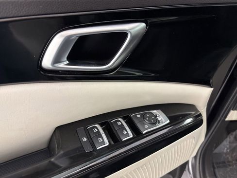 Used 2022 Kia Carnival EX image 21