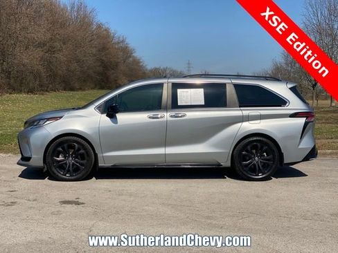 Used 2024 Toyota Sienna XSE FWD image 4