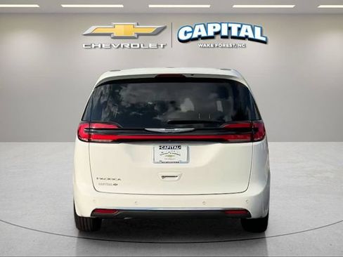 Used 2024 Chrysler Pacifica Touring-L FWD image 4