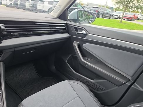 Used 2025 Volkswagen Jetta SE FWD image 10