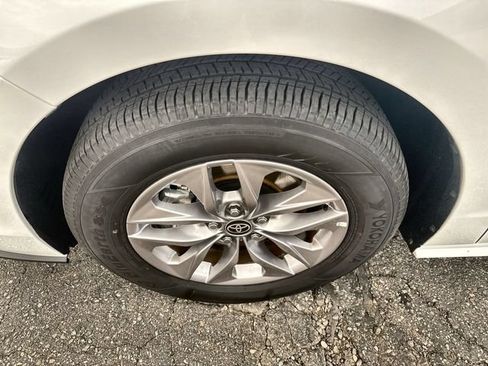 Used 2025 Toyota Sienna LE FWD image 10