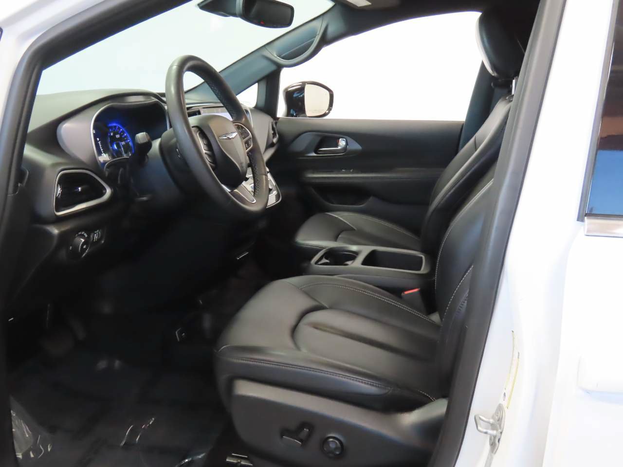 Used 2025 Chrysler Pacifica Select FWD image 14