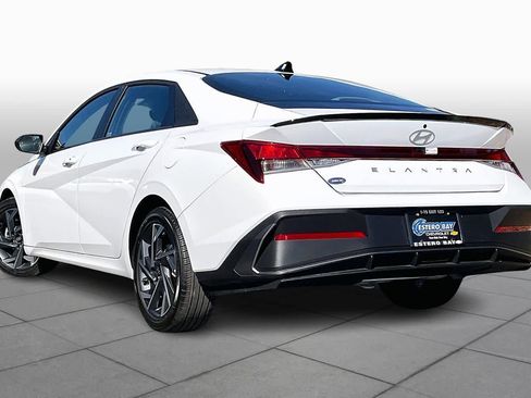 Used 2025 Hyundai Elantra Sport image 11