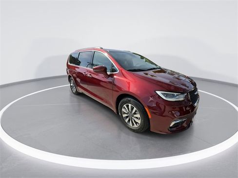 Used 2021 Chrysler Pacifica Touring-L image 2